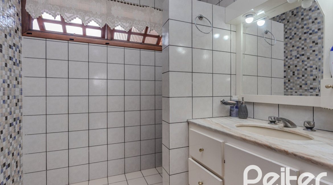 Casa à venda com 227m², 4 dormitórios, 1 suíte, 4 vagas, no bairro Ipanema em Porto Alegre