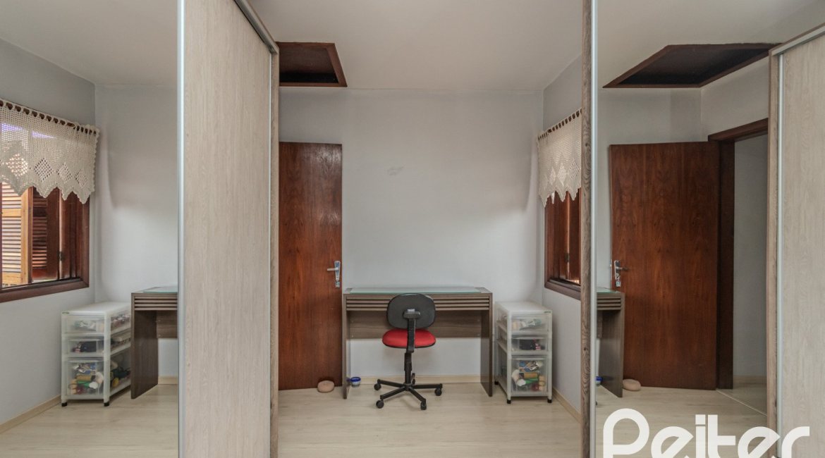 Casa à venda com 227m², 4 dormitórios, 1 suíte, 4 vagas, no bairro Ipanema em Porto Alegre