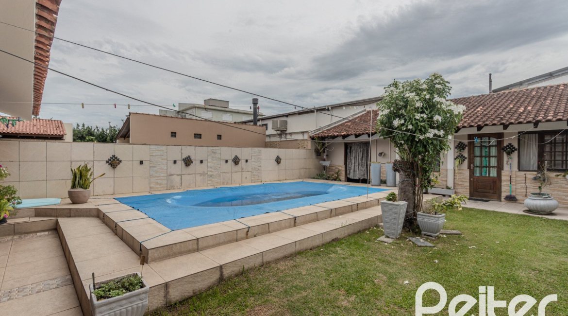 Casa à venda com 227m², 4 dormitórios, 1 suíte, 4 vagas, no bairro Ipanema em Porto Alegre