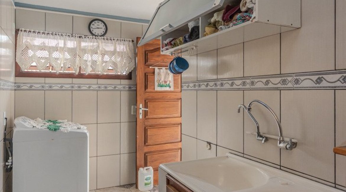 Casa à venda com 227m², 4 dormitórios, 1 suíte, 4 vagas, no bairro Ipanema em Porto Alegre