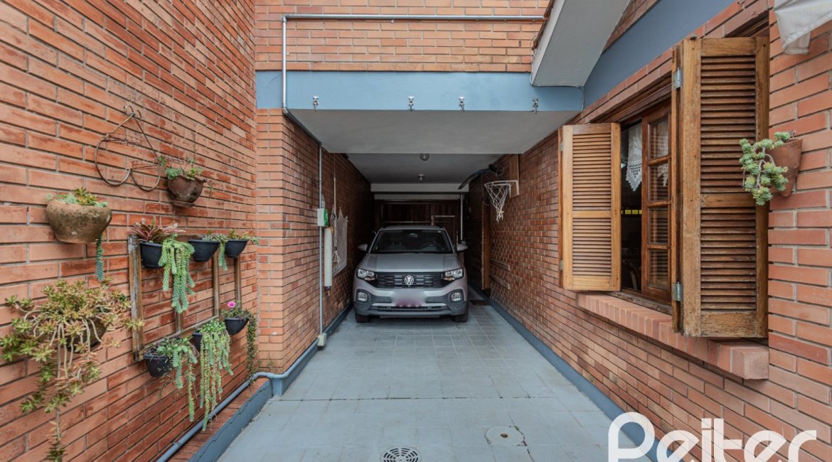 Casa à venda com 227m², 4 dormitórios, 1 suíte, 4 vagas, no bairro Ipanema em Porto Alegre