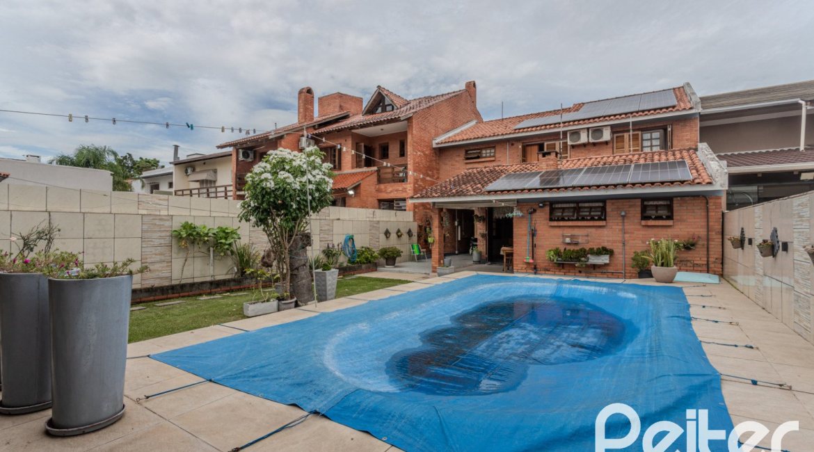 Casa à venda com 227m², 4 dormitórios, 1 suíte, 4 vagas, no bairro Ipanema em Porto Alegre