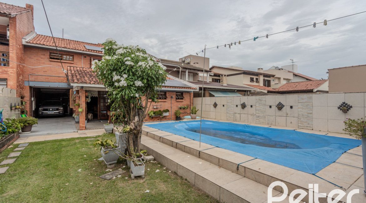 Casa à venda com 227m², 4 dormitórios, 1 suíte, 4 vagas, no bairro Ipanema em Porto Alegre