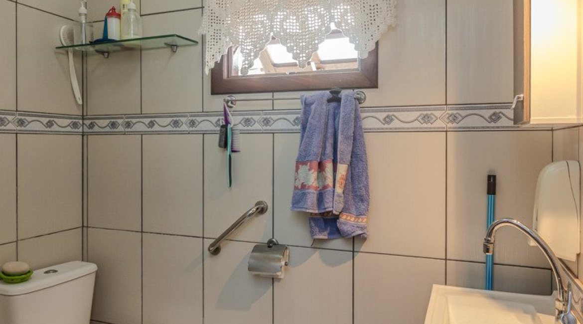 Casa à venda com 227m², 4 dormitórios, 1 suíte, 4 vagas, no bairro Ipanema em Porto Alegre