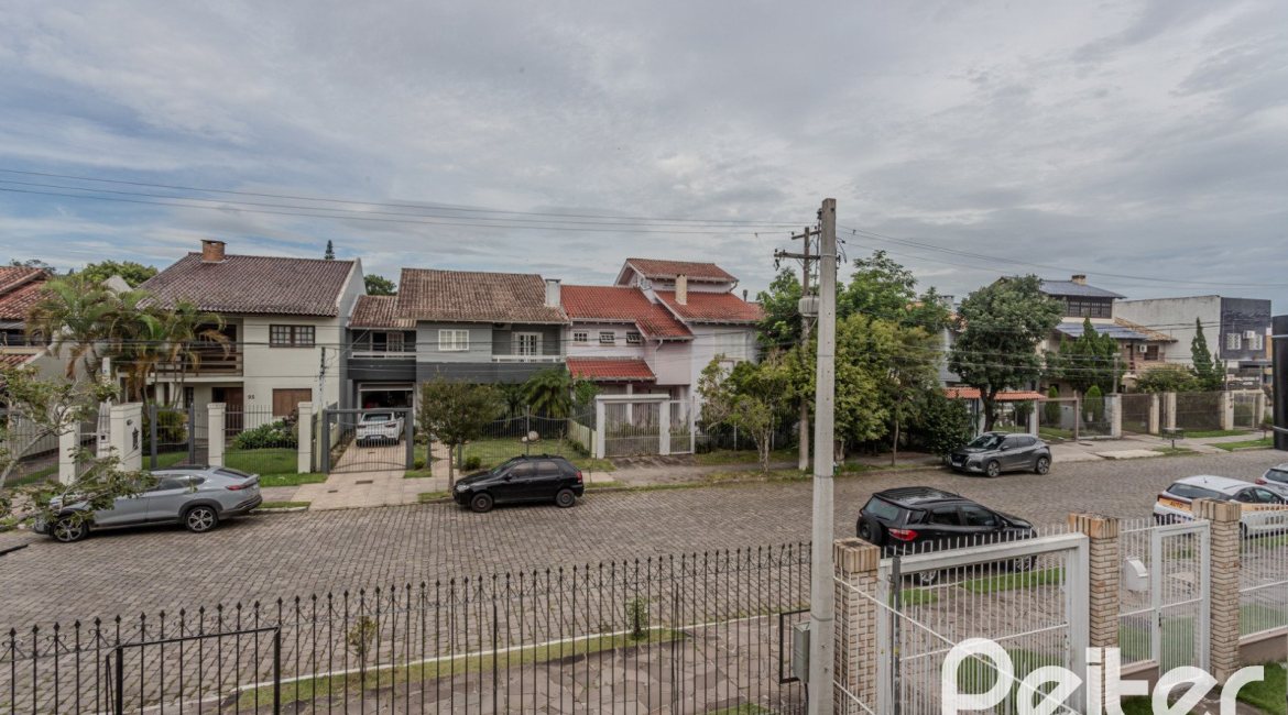 Casa à venda com 227m², 4 dormitórios, 1 suíte, 4 vagas, no bairro Ipanema em Porto Alegre