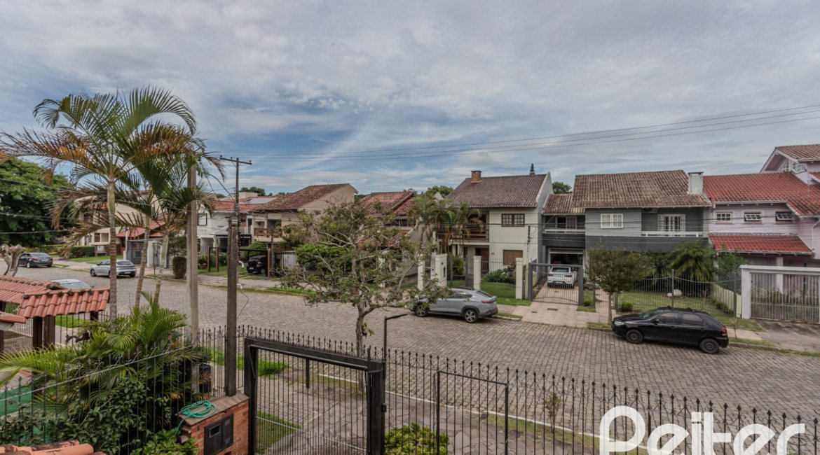 Casa à venda com 227m², 4 dormitórios, 1 suíte, 4 vagas, no bairro Ipanema em Porto Alegre