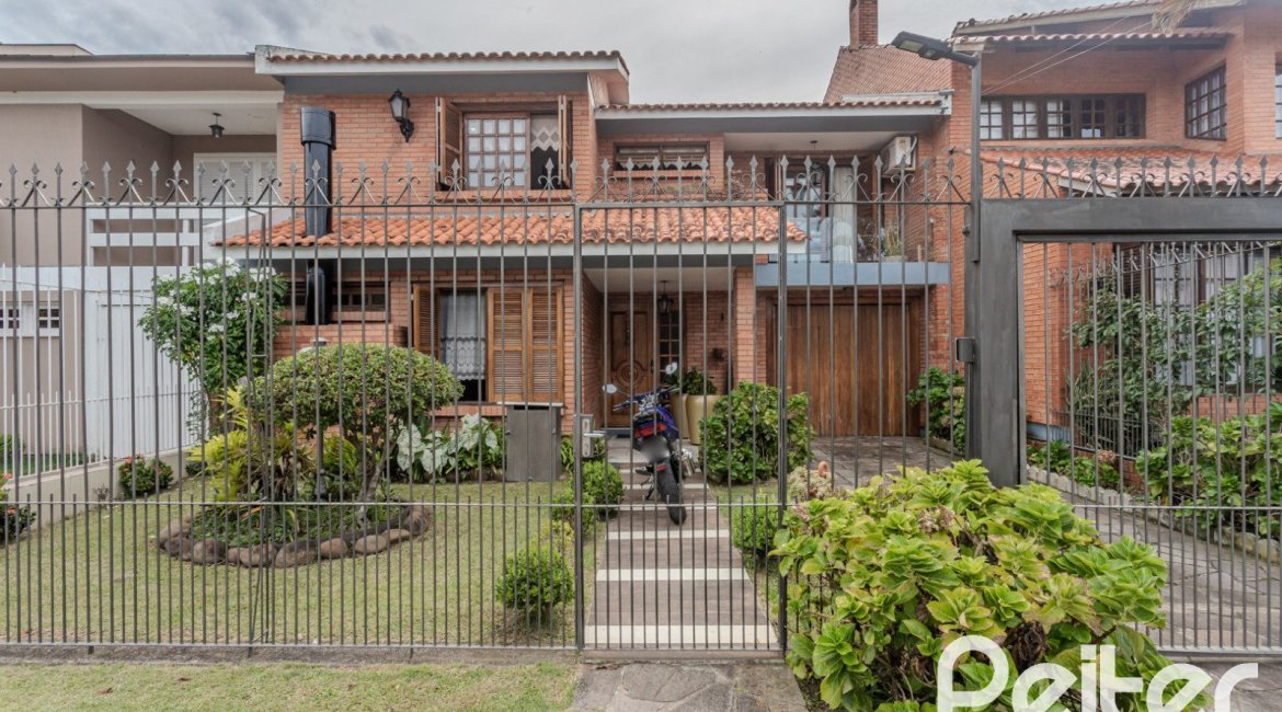 Casa à venda com 227m², 4 dormitórios, 1 suíte, 4 vagas, no bairro Ipanema em Porto Alegre