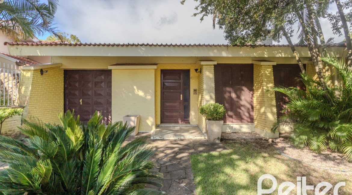 Casa à venda com 223m², 3 dormitórios, 1 suíte, 4 vagas, no bairro Jardim Isabel em Porto Alegre