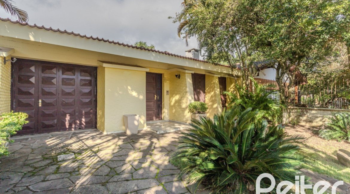 Casa à venda com 223m², 3 dormitórios, 1 suíte, 4 vagas, no bairro Jardim Isabel em Porto Alegre
