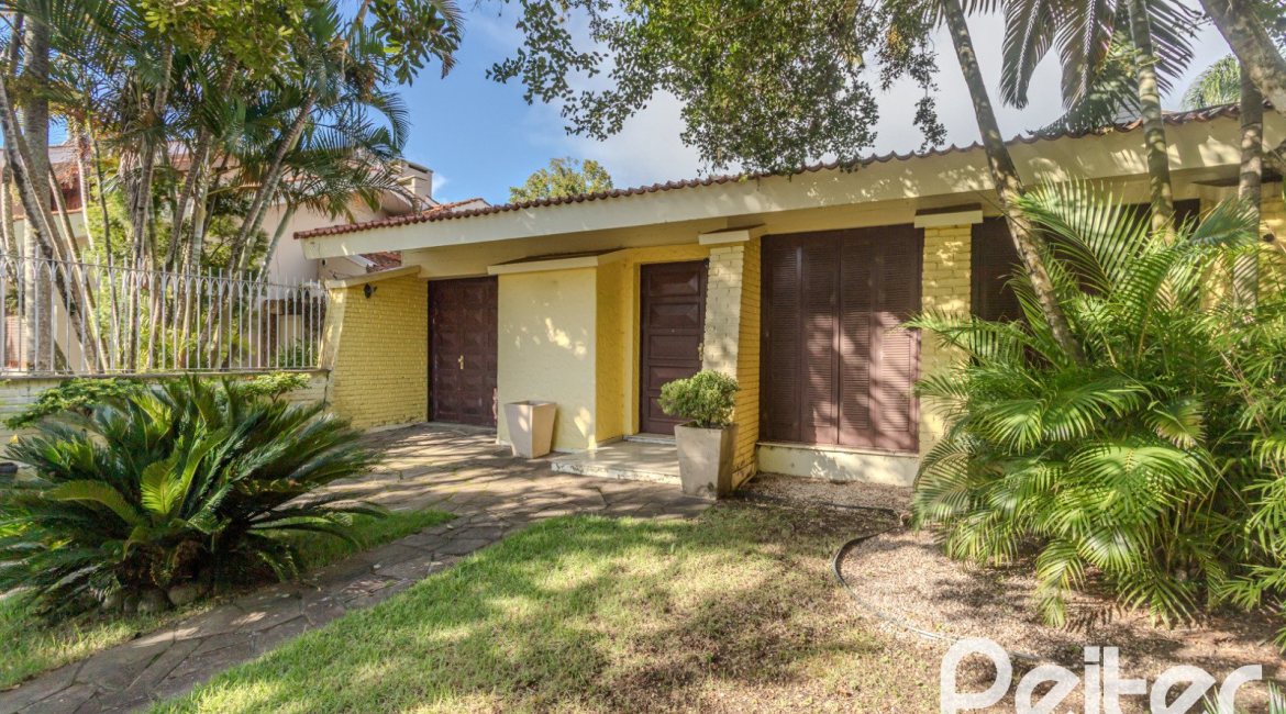 Casa à venda com 223m², 3 dormitórios, 1 suíte, 4 vagas, no bairro Jardim Isabel em Porto Alegre