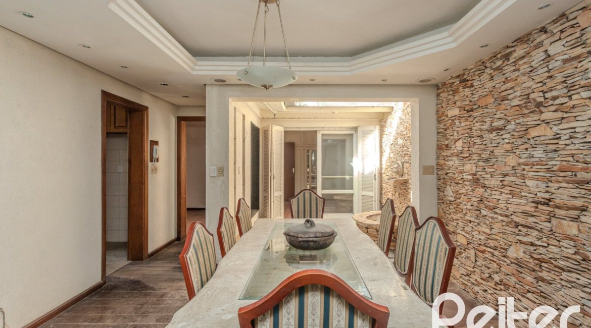 Casa à venda com 223m², 3 dormitórios, 1 suíte, 4 vagas, no bairro Jardim Isabel em Porto Alegre