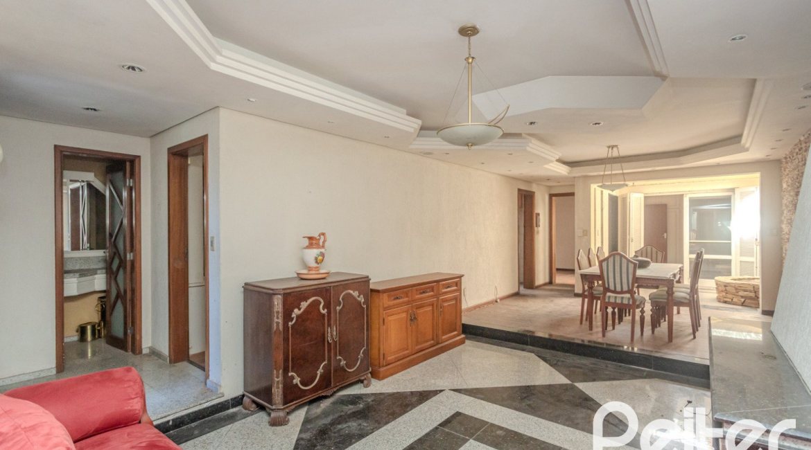 Casa à venda com 223m², 3 dormitórios, 1 suíte, 4 vagas, no bairro Jardim Isabel em Porto Alegre