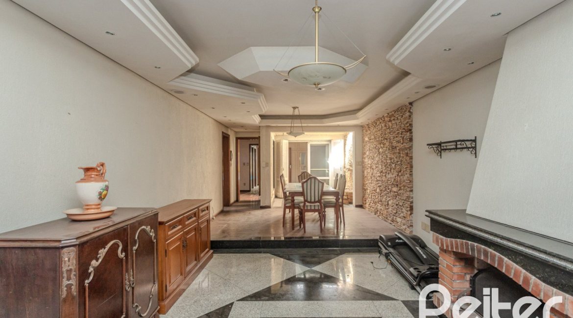 Casa à venda com 223m², 3 dormitórios, 1 suíte, 4 vagas, no bairro Jardim Isabel em Porto Alegre