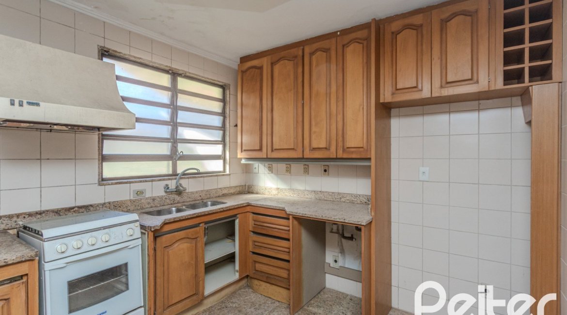Casa à venda com 223m², 3 dormitórios, 1 suíte, 4 vagas, no bairro Jardim Isabel em Porto Alegre