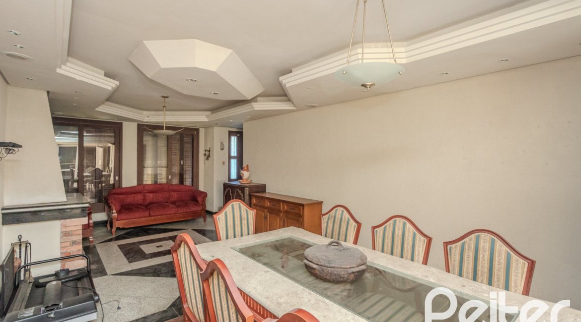 Casa à venda com 223m², 3 dormitórios, 1 suíte, 4 vagas, no bairro Jardim Isabel em Porto Alegre