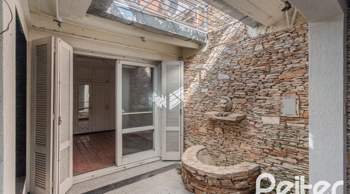 Casa à venda com 223m², 3 dormitórios, 1 suíte, 4 vagas, no bairro Jardim Isabel em Porto Alegre