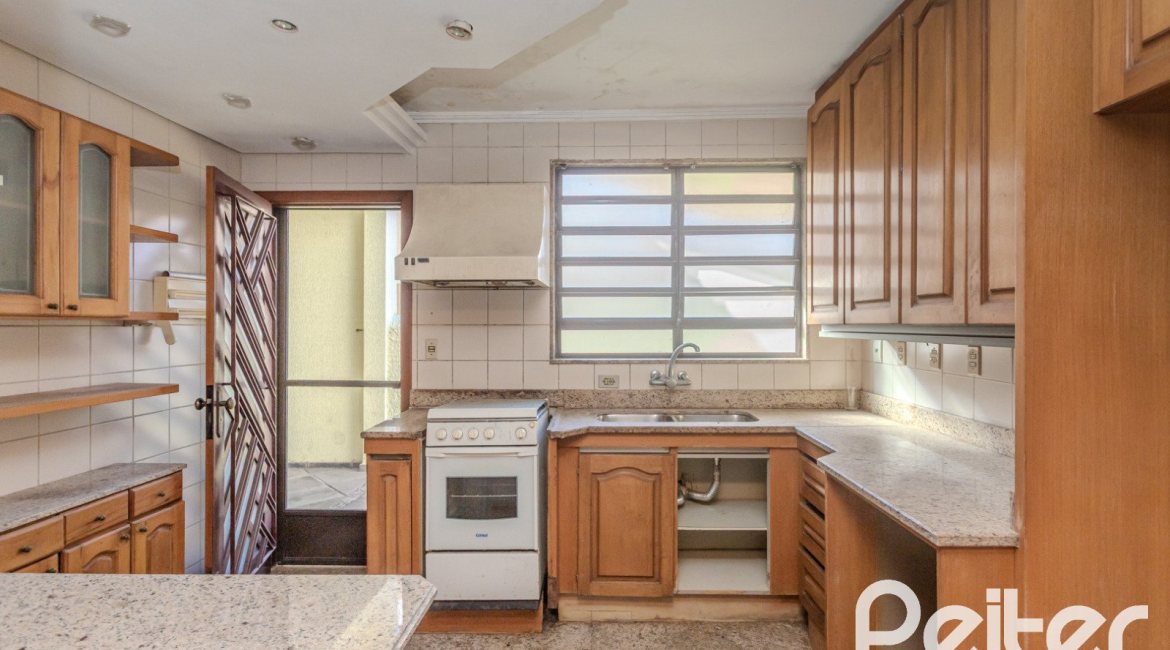 Casa à venda com 223m², 3 dormitórios, 1 suíte, 4 vagas, no bairro Jardim Isabel em Porto Alegre
