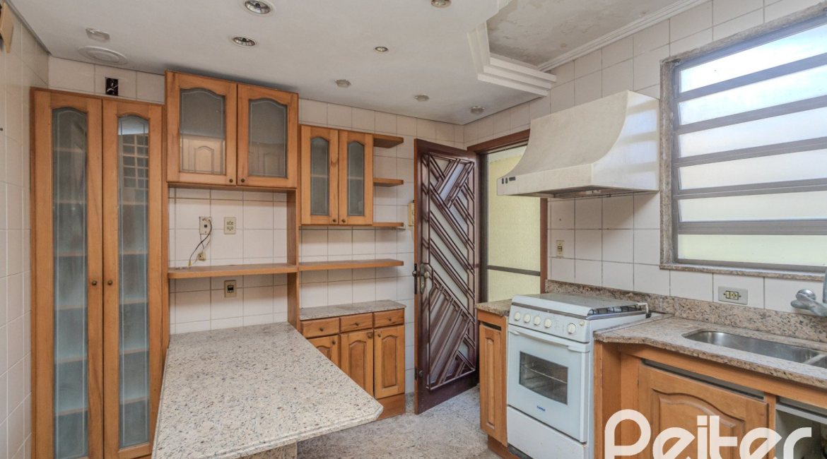 Casa à venda com 223m², 3 dormitórios, 1 suíte, 4 vagas, no bairro Jardim Isabel em Porto Alegre