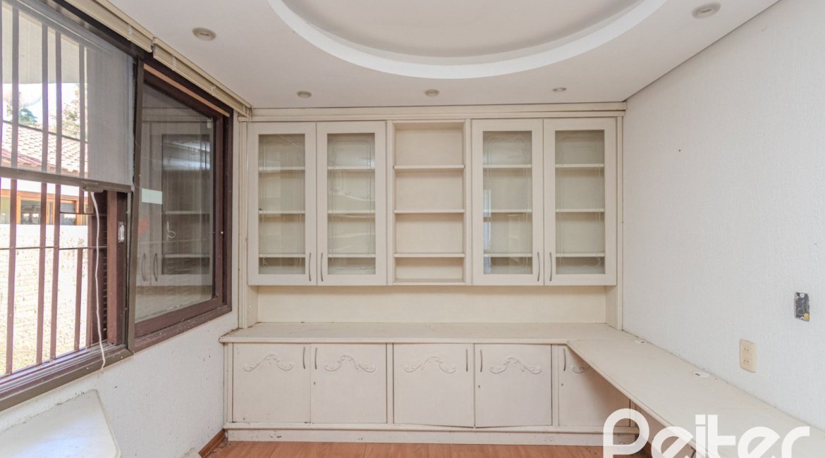 Casa à venda com 223m², 3 dormitórios, 1 suíte, 4 vagas, no bairro Jardim Isabel em Porto Alegre