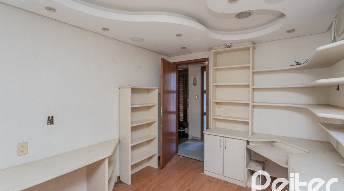Casa à venda com 223m², 3 dormitórios, 1 suíte, 4 vagas, no bairro Jardim Isabel em Porto Alegre