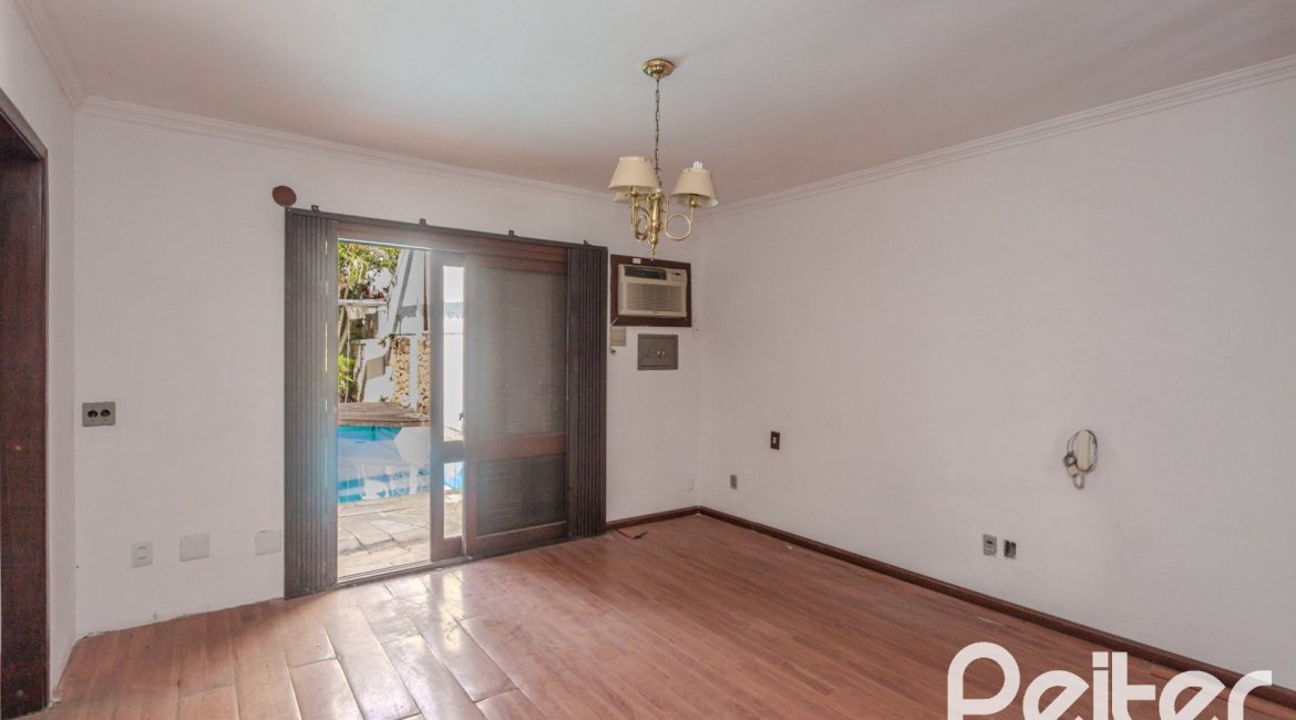 Casa à venda com 223m², 3 dormitórios, 1 suíte, 4 vagas, no bairro Jardim Isabel em Porto Alegre