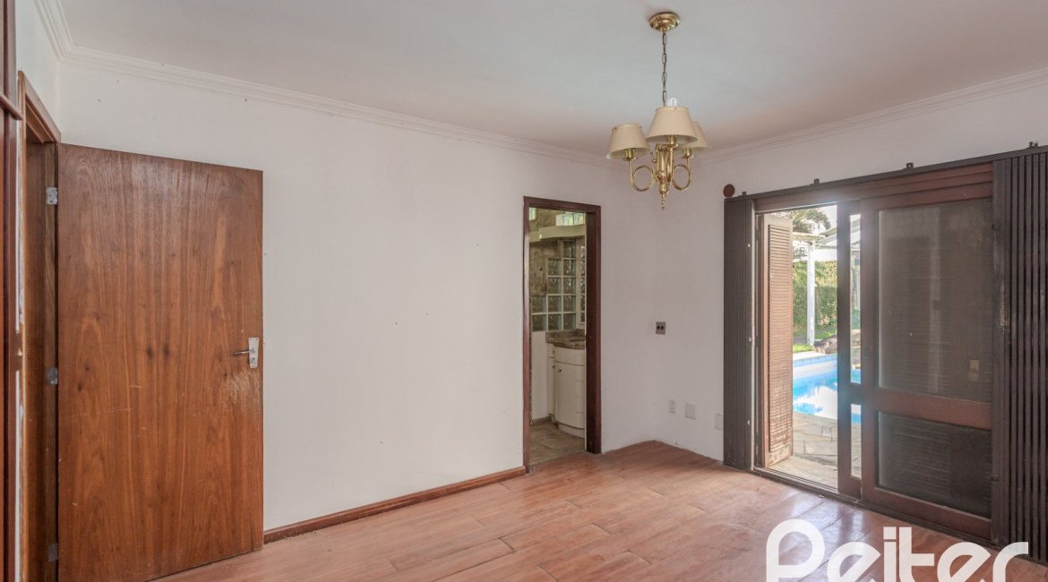 Casa à venda com 223m², 3 dormitórios, 1 suíte, 4 vagas, no bairro Jardim Isabel em Porto Alegre