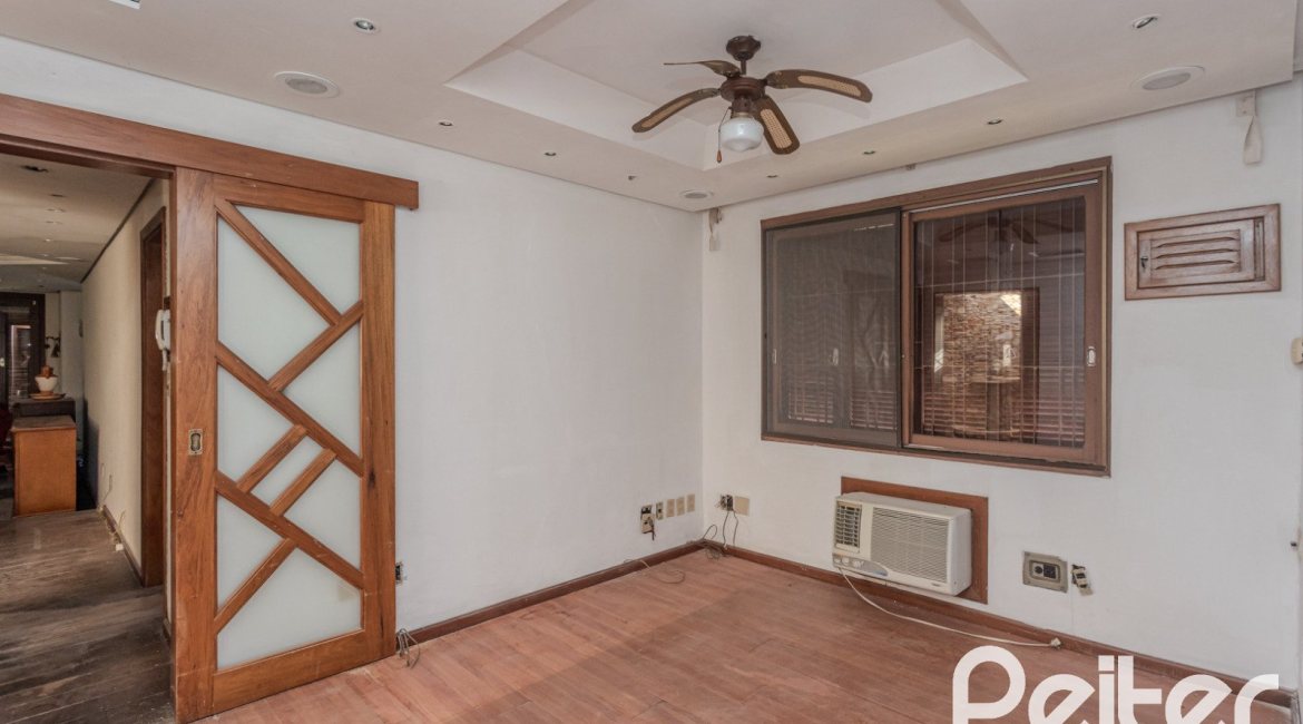 Casa à venda com 223m², 3 dormitórios, 1 suíte, 4 vagas, no bairro Jardim Isabel em Porto Alegre