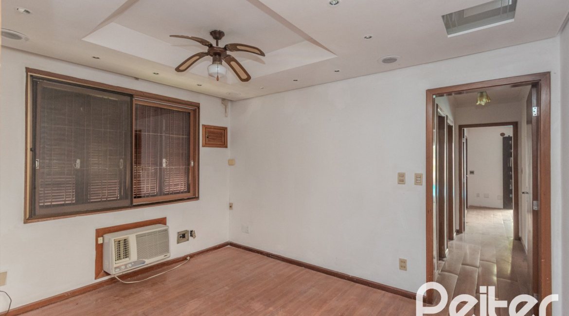 Casa à venda com 223m², 3 dormitórios, 1 suíte, 4 vagas, no bairro Jardim Isabel em Porto Alegre