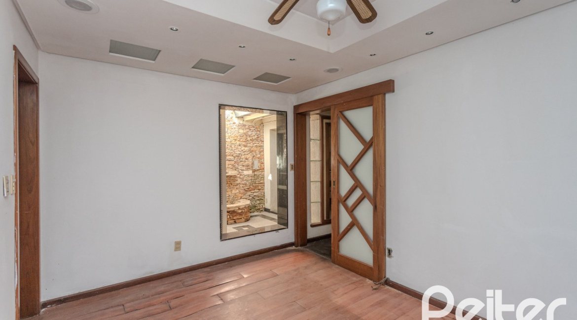 Casa à venda com 223m², 3 dormitórios, 1 suíte, 4 vagas, no bairro Jardim Isabel em Porto Alegre