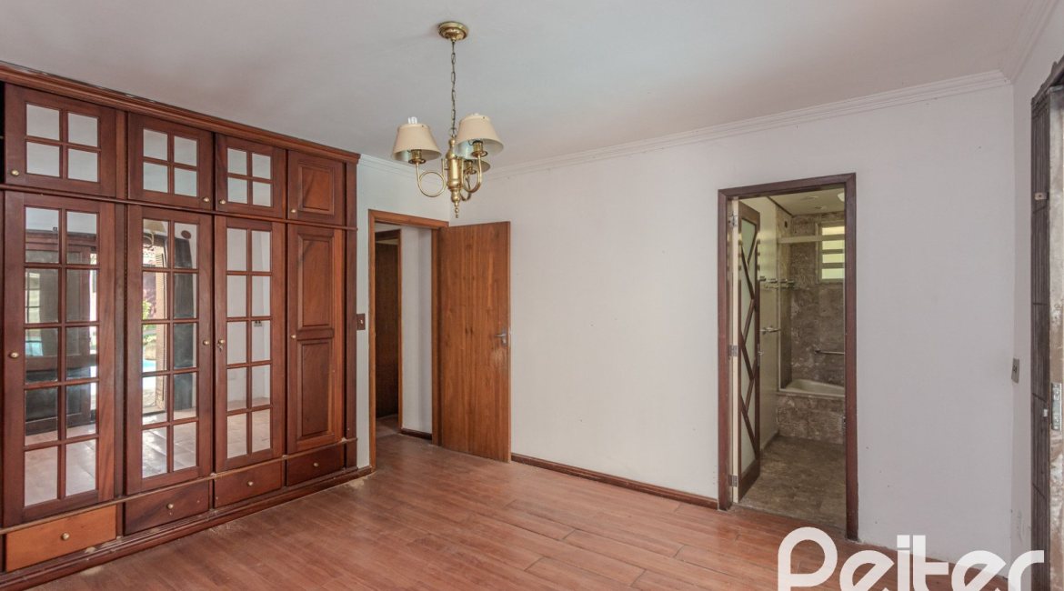 Casa à venda com 223m², 3 dormitórios, 1 suíte, 4 vagas, no bairro Jardim Isabel em Porto Alegre