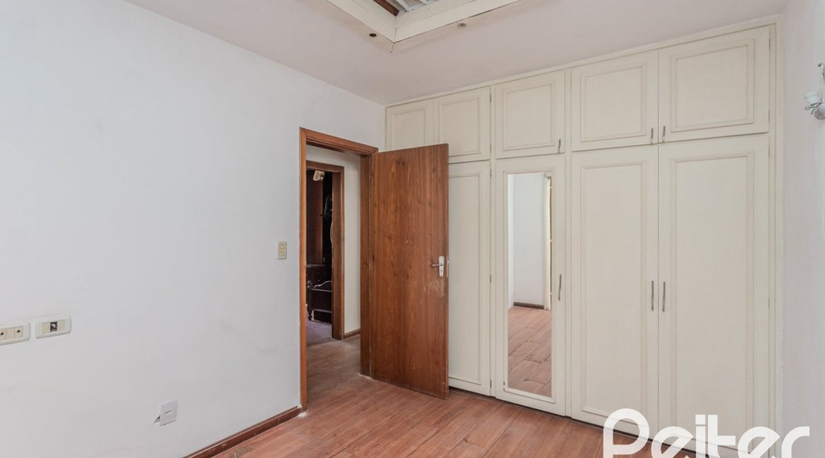 Casa à venda com 223m², 3 dormitórios, 1 suíte, 4 vagas, no bairro Jardim Isabel em Porto Alegre