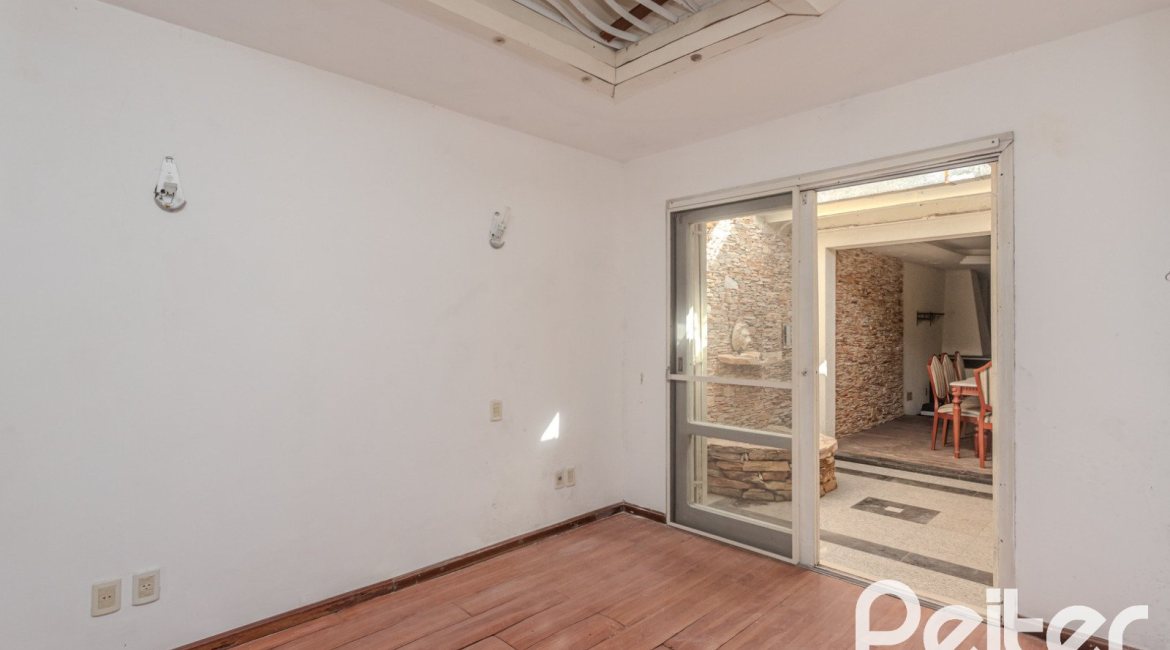 Casa à venda com 223m², 3 dormitórios, 1 suíte, 4 vagas, no bairro Jardim Isabel em Porto Alegre