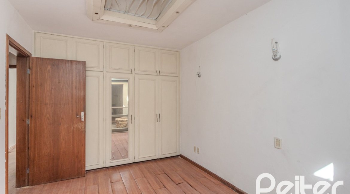 Casa à venda com 223m², 3 dormitórios, 1 suíte, 4 vagas, no bairro Jardim Isabel em Porto Alegre