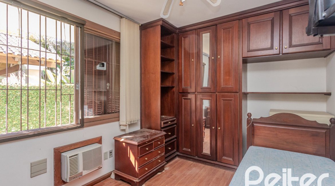 Casa à venda com 223m², 3 dormitórios, 1 suíte, 4 vagas, no bairro Jardim Isabel em Porto Alegre