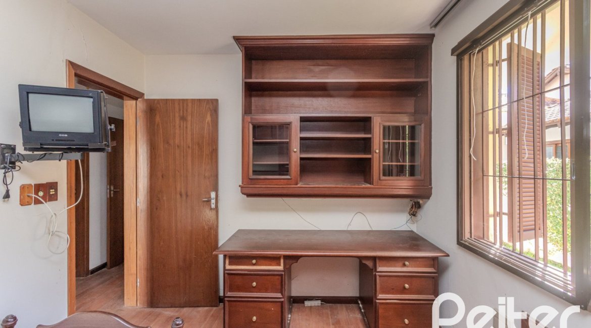 Casa à venda com 223m², 3 dormitórios, 1 suíte, 4 vagas, no bairro Jardim Isabel em Porto Alegre