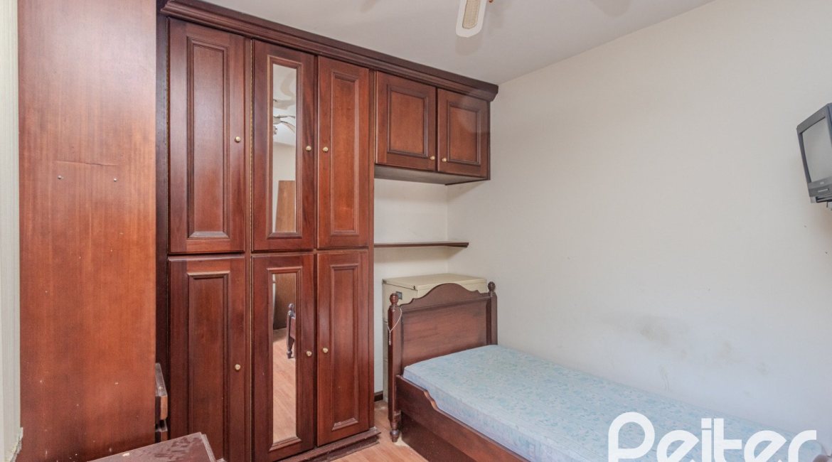 Casa à venda com 223m², 3 dormitórios, 1 suíte, 4 vagas, no bairro Jardim Isabel em Porto Alegre