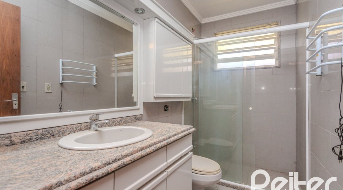 Casa à venda com 223m², 3 dormitórios, 1 suíte, 4 vagas, no bairro Jardim Isabel em Porto Alegre