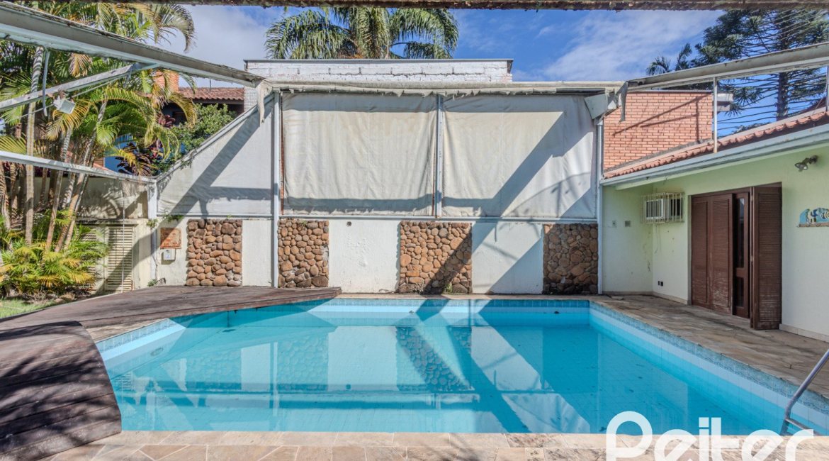 Casa à venda com 223m², 3 dormitórios, 1 suíte, 4 vagas, no bairro Jardim Isabel em Porto Alegre