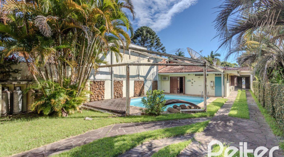 Casa à venda com 223m², 3 dormitórios, 1 suíte, 4 vagas, no bairro Jardim Isabel em Porto Alegre