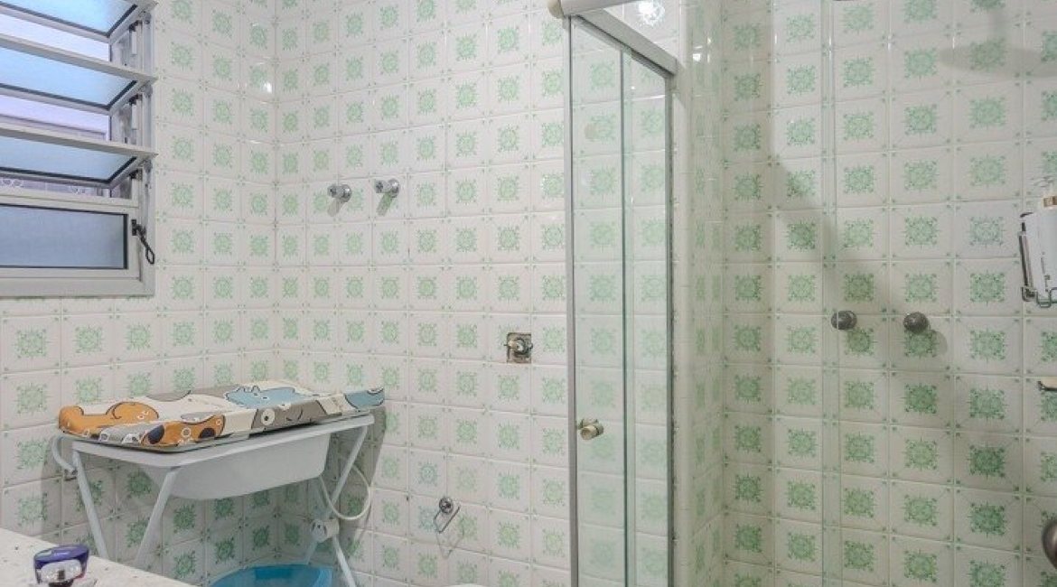 Casa à venda com 274m², 5 dormitórios, 1 suíte, 4 vagas, no bairro Tristeza em Porto Alegre