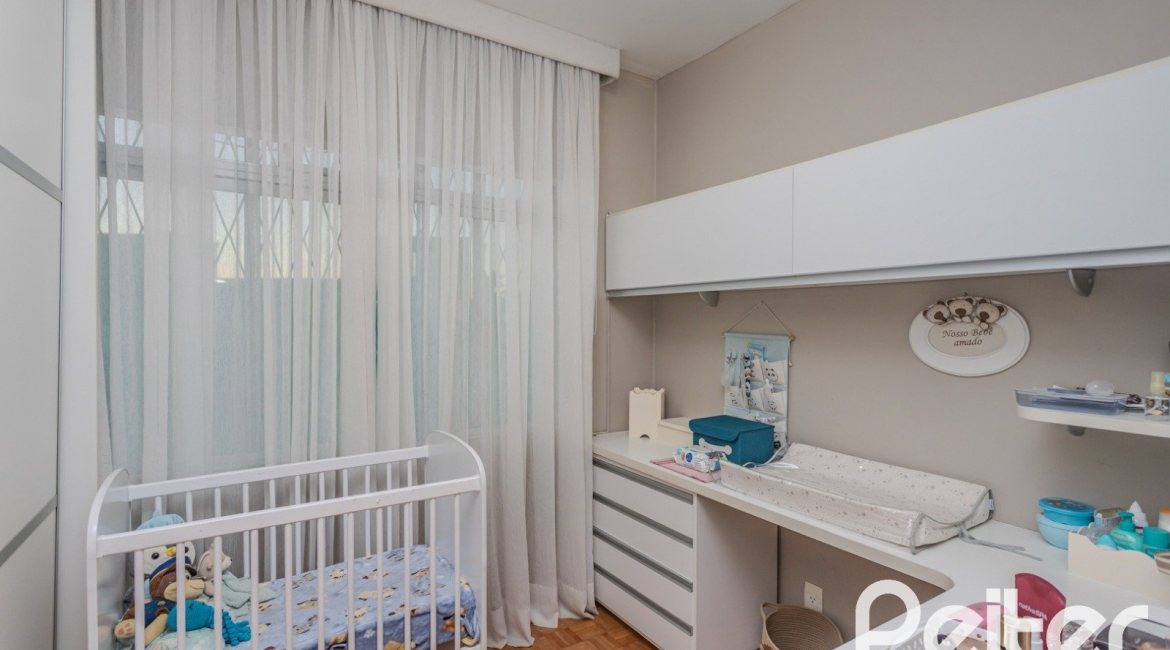 Casa à venda com 274m², 5 dormitórios, 1 suíte, 4 vagas, no bairro Tristeza em Porto Alegre