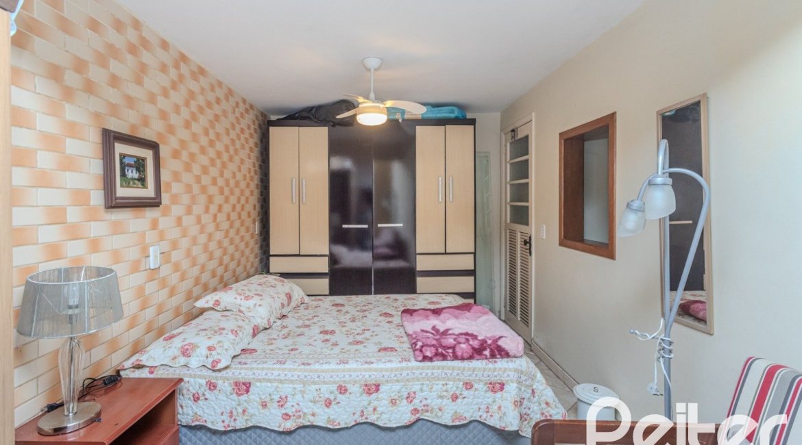 Casa à venda com 274m², 5 dormitórios, 1 suíte, 4 vagas, no bairro Tristeza em Porto Alegre