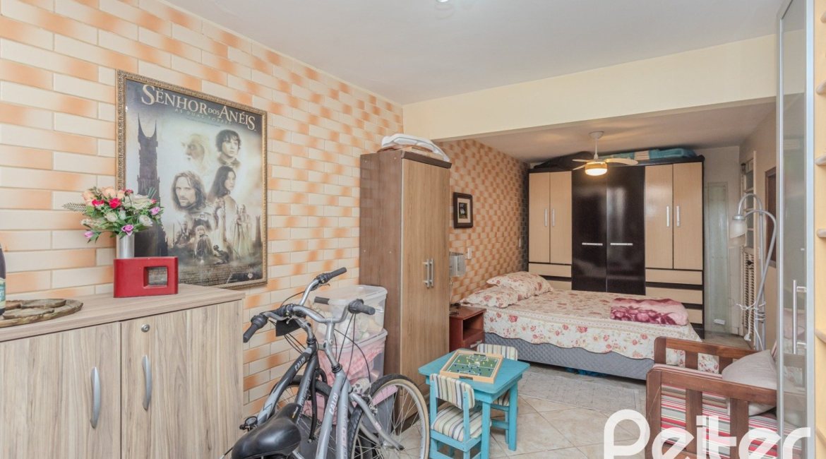 Casa à venda com 274m², 5 dormitórios, 1 suíte, 4 vagas, no bairro Tristeza em Porto Alegre