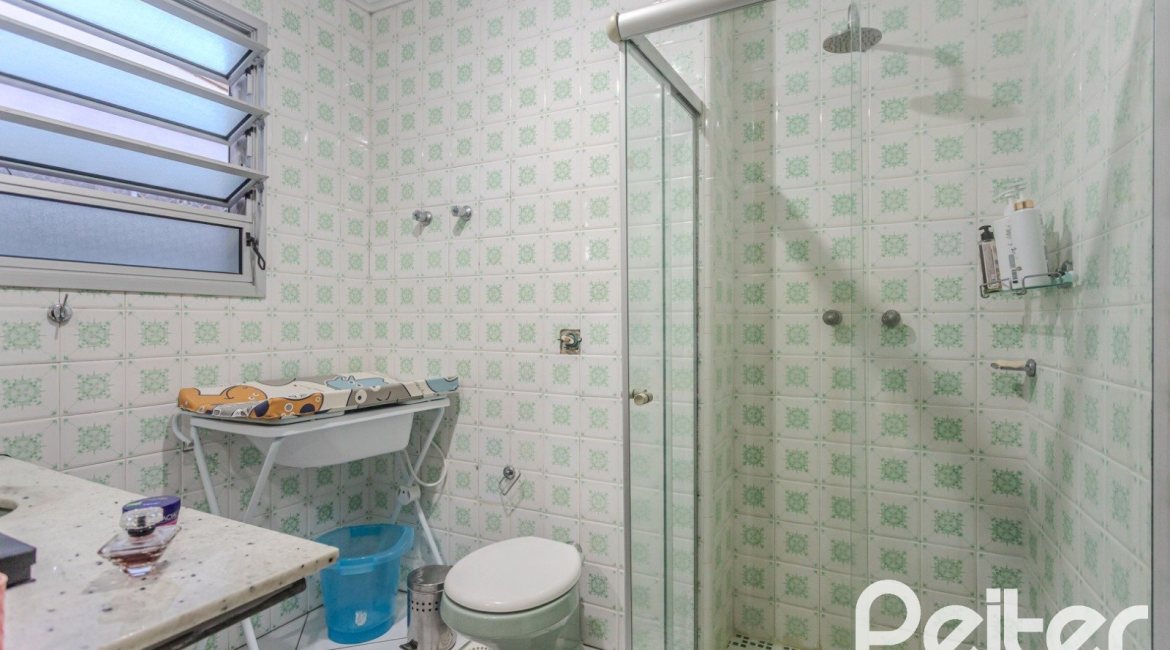 Casa à venda com 274m², 5 dormitórios, 1 suíte, 4 vagas, no bairro Tristeza em Porto Alegre