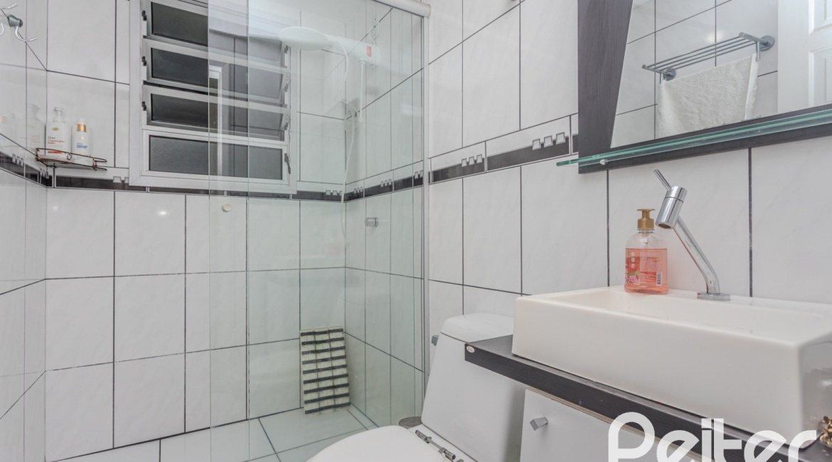 Casa à venda com 274m², 5 dormitórios, 1 suíte, 4 vagas, no bairro Tristeza em Porto Alegre