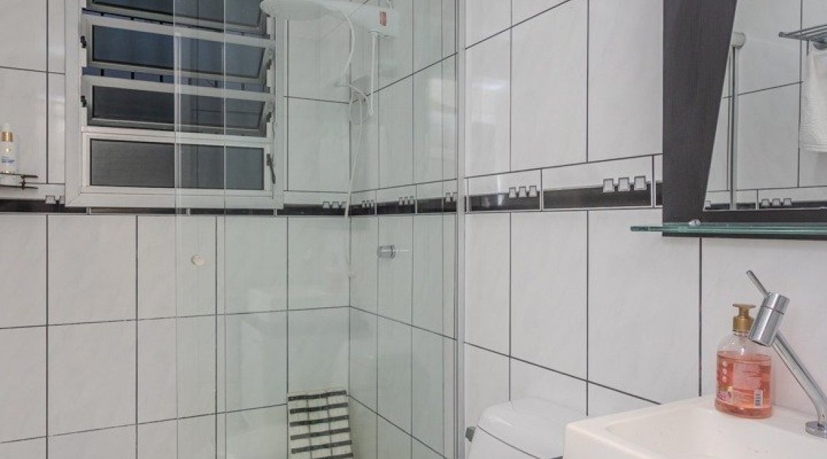 Casa à venda com 274m², 5 dormitórios, 1 suíte, 4 vagas, no bairro Tristeza em Porto Alegre