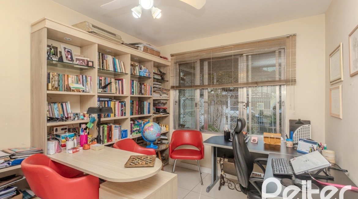 Casa à venda com 274m², 5 dormitórios, 1 suíte, 4 vagas, no bairro Tristeza em Porto Alegre