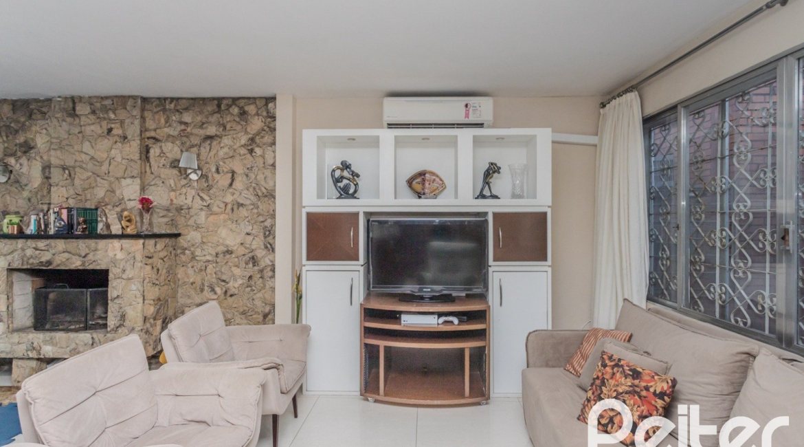 Casa à venda com 274m², 5 dormitórios, 1 suíte, 4 vagas, no bairro Tristeza em Porto Alegre