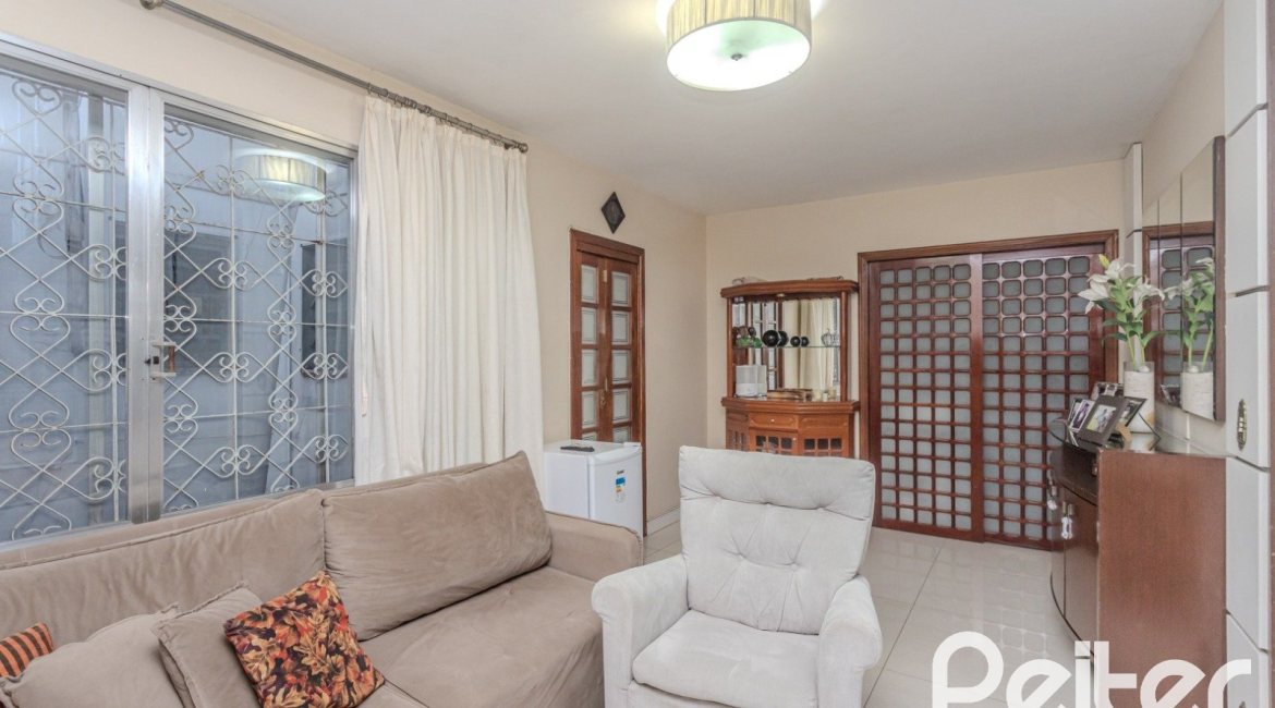 Casa à venda com 274m², 5 dormitórios, 1 suíte, 4 vagas, no bairro Tristeza em Porto Alegre