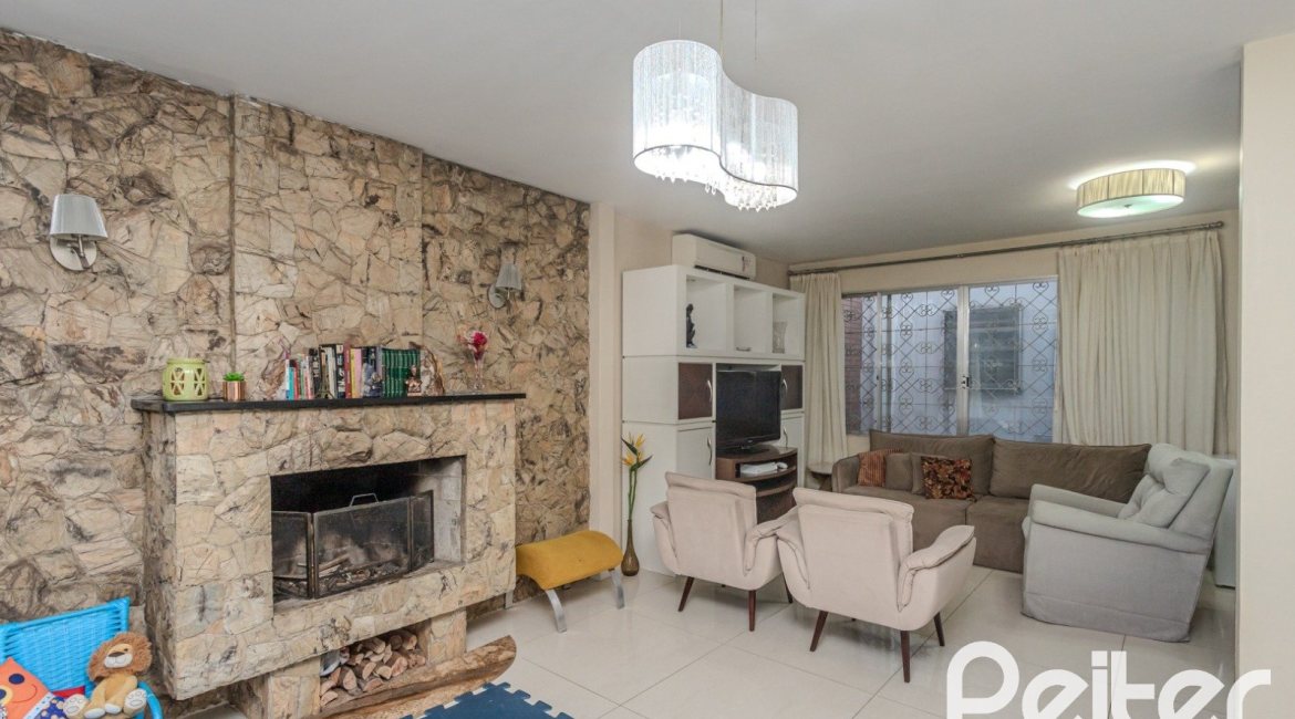 Casa à venda com 274m², 5 dormitórios, 1 suíte, 4 vagas, no bairro Tristeza em Porto Alegre